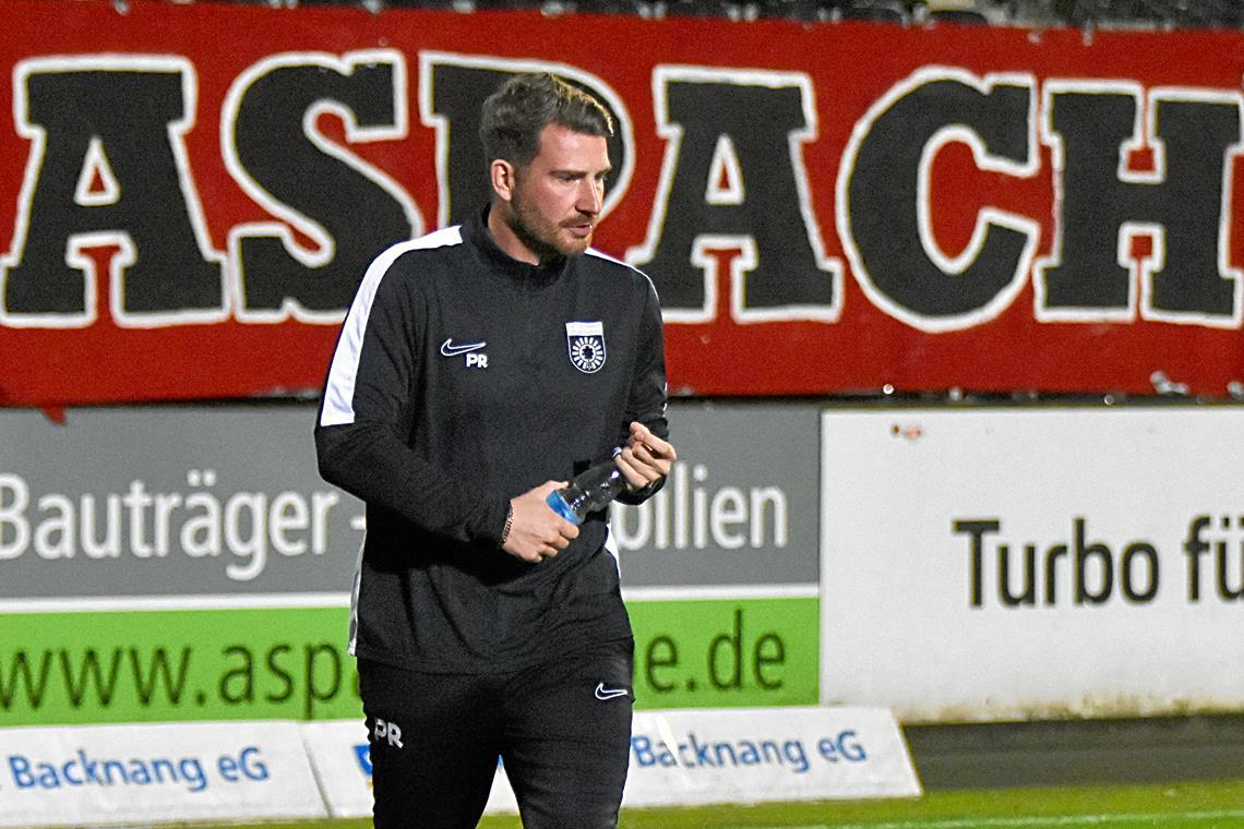 Pascal Reinhardt trainiert Aspach seit Anfang Juli und musste mit seinem Team nach einem makellosen Saisonstart zuletzt den einen oder anderen Rückschlag verdauen. Foto: Tobias Sellmaier