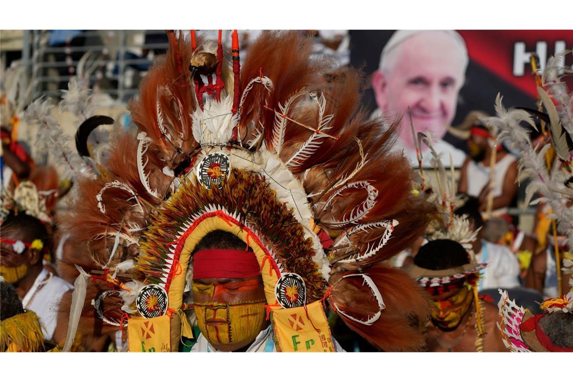 Pater John Paul Aihi aus der Diözese Bereina wartet auf Papst Franziskus im Sir John Guise Stadion in Port Moresby.