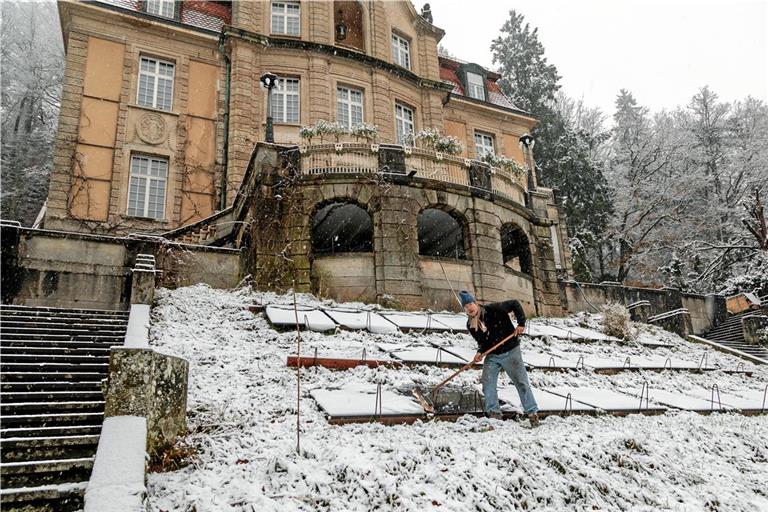 Patrick Siben hat lange gegen die Insolvenz gekämpft. Als zuletzt auch noch der Strom abgeschaltet wurde, versuchte er, das Gebäude mit Fotovoltaikmodulen wenigsten einigermaßen mit Elektrizität zu versorgen. Foto: Stefan Bossow