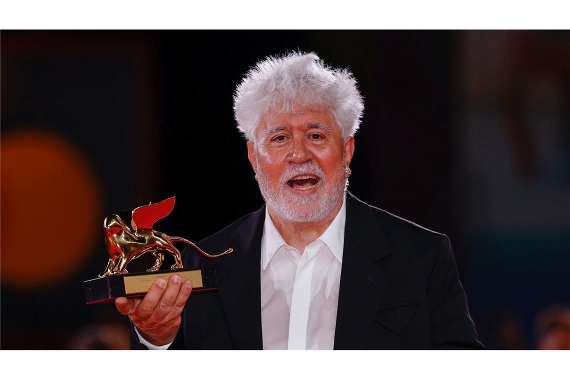 Pedro Almodovar hält den Goldenen Löwen für den besten Film  in Venedig für "The Room Next Door".