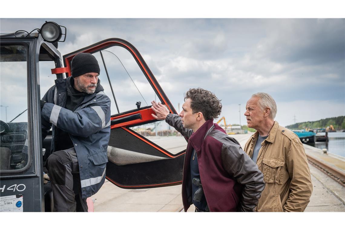 Peter Günschow (Wanja Mues, li.) arbeitet als Schweißer im Hafen.