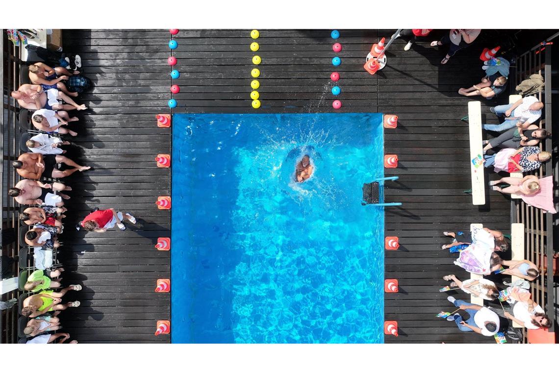 Peter Klages springt beim Wettbewerb um die beste Arschbombe vom Beckenrand in das Schwimmbecken.