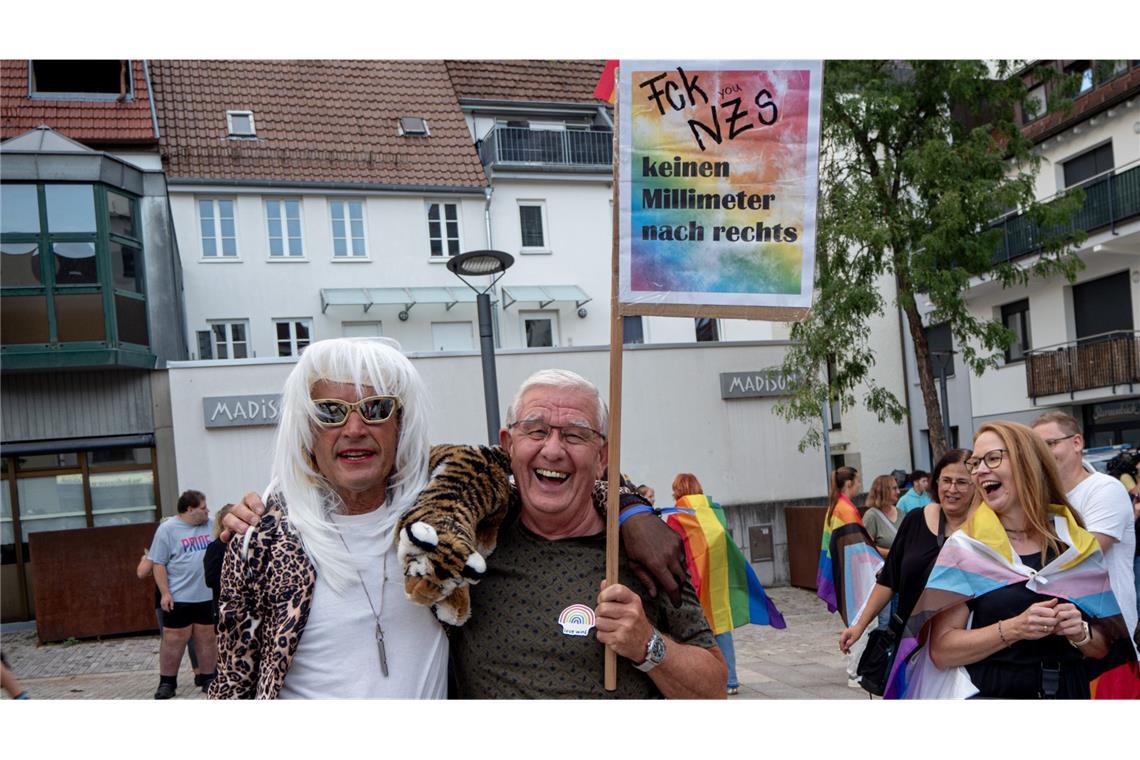 Peter (rechts) ist für seinen Enkel da, Klaus auch für sich selbst: „Auf diese Veranstaltung habe ich ewig gewartet, mit dem Outfit kann ich mich sonst nirgends zeigen.“