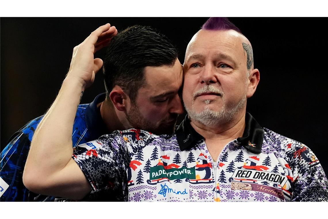 Peter Wright reagiert nach seinem Sieg im Achtelfinale der Darts-WM gegen Luke Humphries (l).