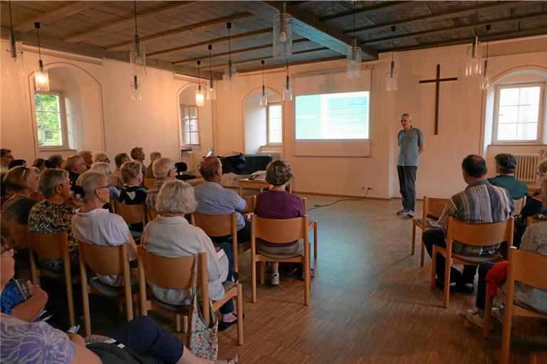 Pfarrer Hans Joachim Stein zeigt bei der Gemeindeversammlung im Fürstensaal der Alten Abtei den Weg in die Zukunft auf. Foto: Elisabeth Klaper