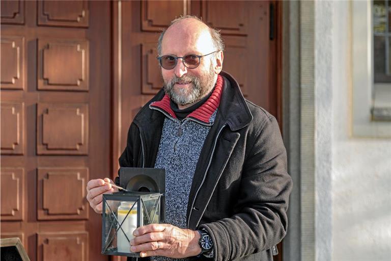 Pfarrer Steffen Kaltenbach holt sich an der Fornsbacher Kirche noch ein Friedenslicht ab. Fotos: Stefan Bossow