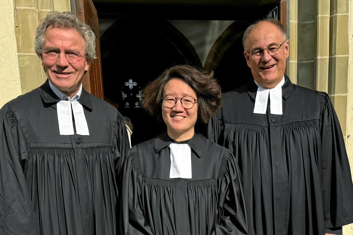 Pfarrerin Désirée Rupp mit dem Kollegen Achim Bellmann (Murrhardt) und Dekan Rainer Köpf (rechts) bei der Einführung vor der Murrhardter Stadtkirche. Foto: Kirchenbezirk Backnang