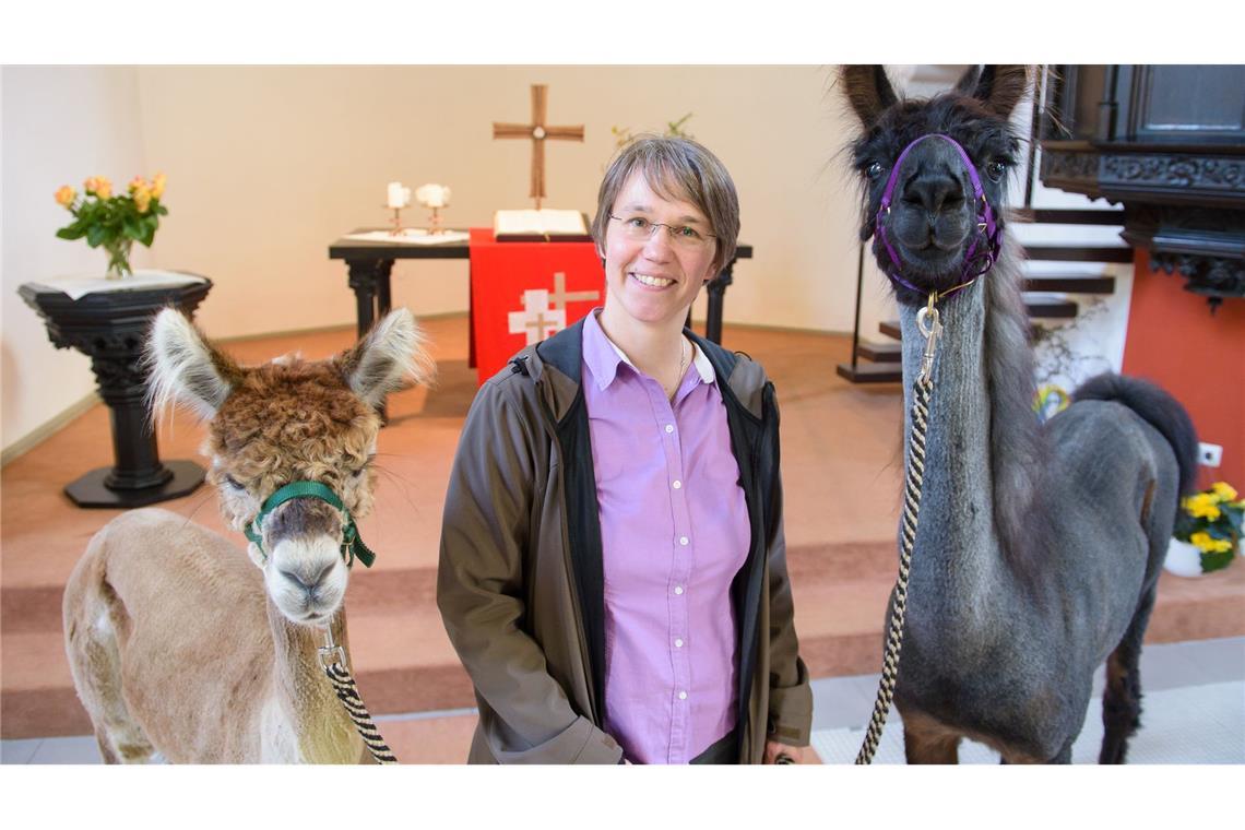 Pfarrin Wiltrud Bauer nimmt ihre Tiere gerne zu Besuchen im Hospiz oder Altenheim mit (Archivbild)