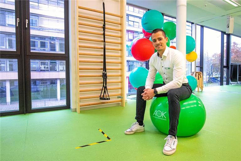 Philipp Maurer sitzt als Abteilungsleiter mittlerweile oft im Büro, fühlt sich aber auch in den Kursräumen weiterhin pudelwohl. Fotos: A. Becher