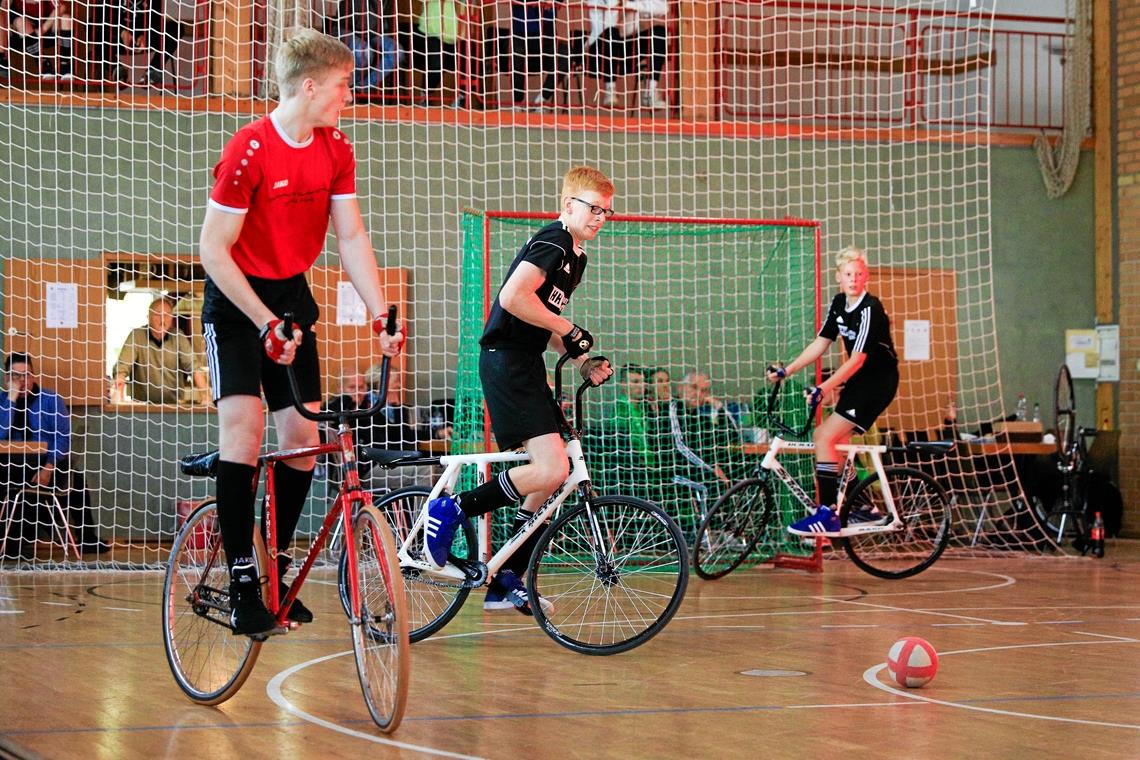 Philipp Völk (schwarzes Trikot, links) und Moritz Völk vom RSV Waldrems haben das Talent von ihrem Vater Thorsten geerbt. Foto: A. Becher