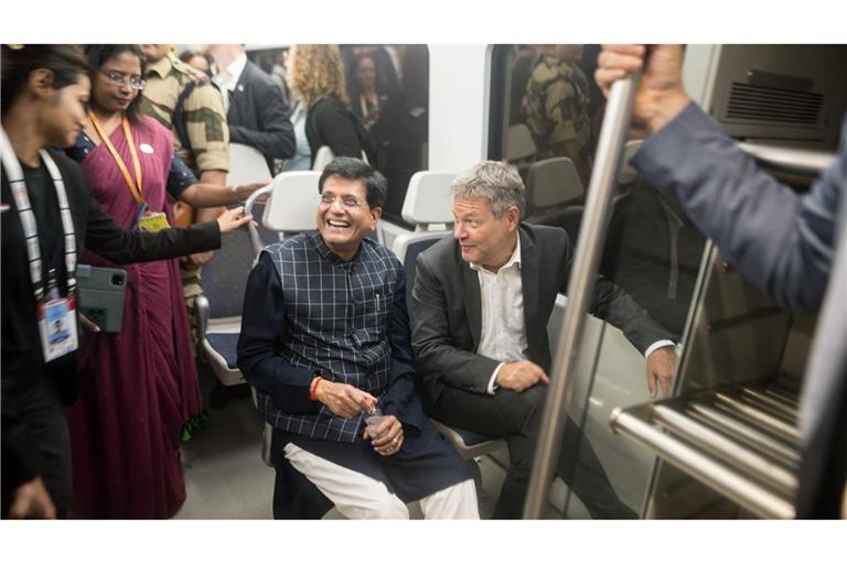 Piyush Goyal, Indiens Minister für Handel und Industrie und Wirtschaftsminister Robert Habeck nehmen die U-Bahn.