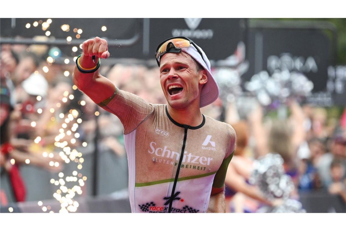 Platz sechs und überglücklich: Jonas Hoffmann aus Deutschland jubelt bei der Ironman EM