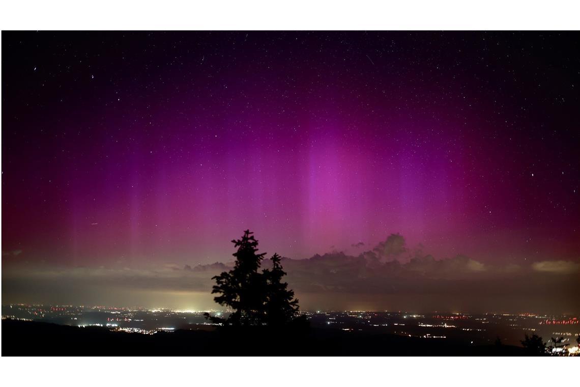 Polarlichter sind vom Brocken (Sachsen-Anhalt) zu sehen.