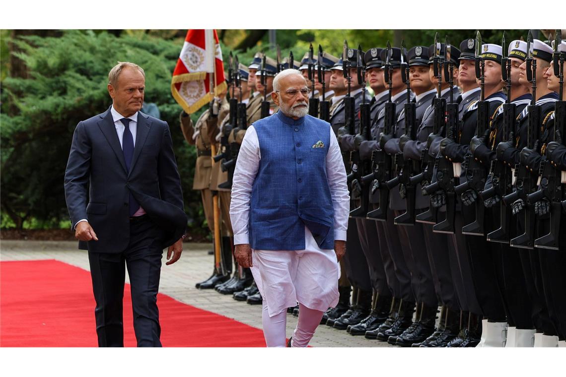 Polens Premierminister Donald Tusk und der indische Premierminister Narendra Modi während einer Begrüßungszeremonie vor der Kanzlei des Premierministers. (Foto Aktuell)