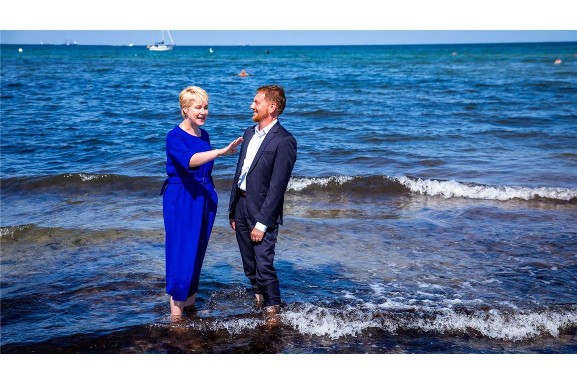 Politik mit Meeresbrise: Mecklenburg-Vorpommerns Ministerpräsidentin Schwesig und Sachsens Ministerpräsident Kretschmer genießen einen Moment am Strand.