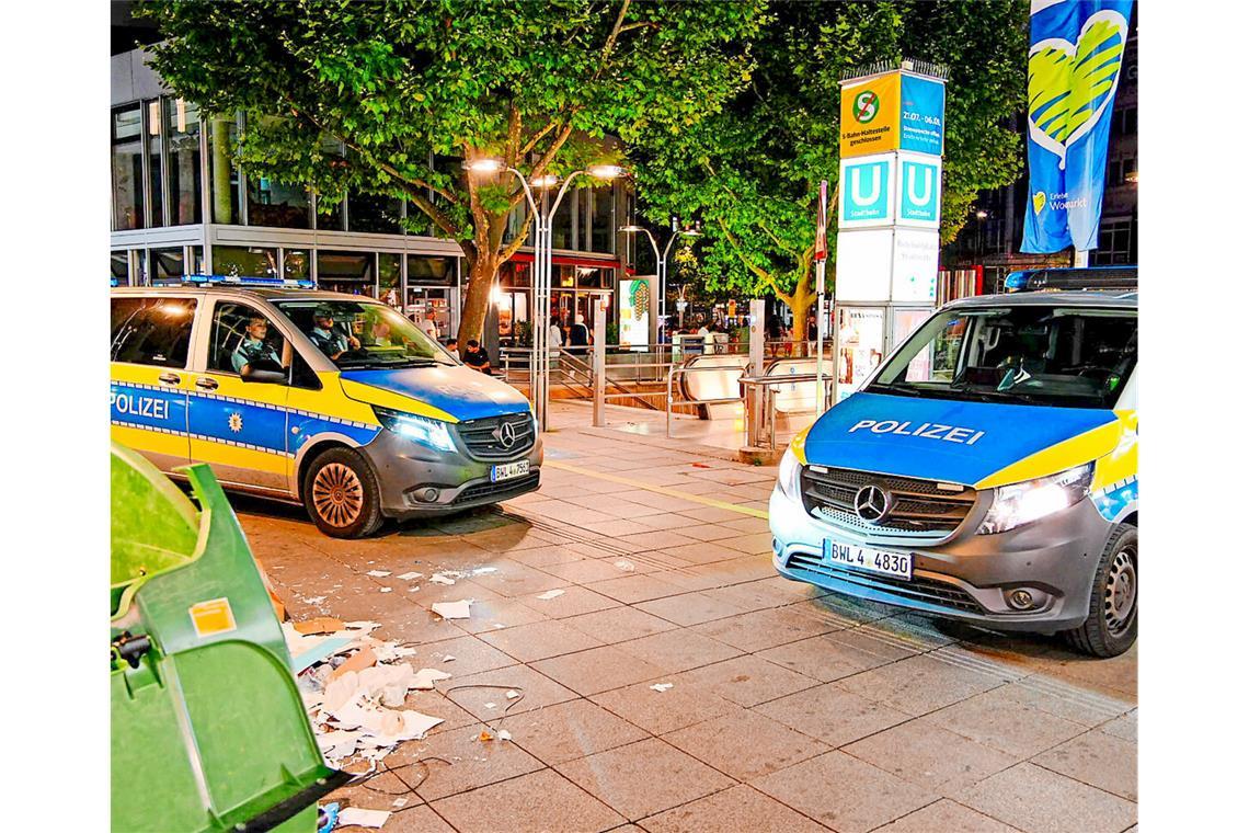 Polizei am Tatort in der Stuttgarter Innenstadt auf der oberen Königstraße, wo Khalil H. am frühen Abend des 30. Juli drei Männer niedergestochen haben soll.