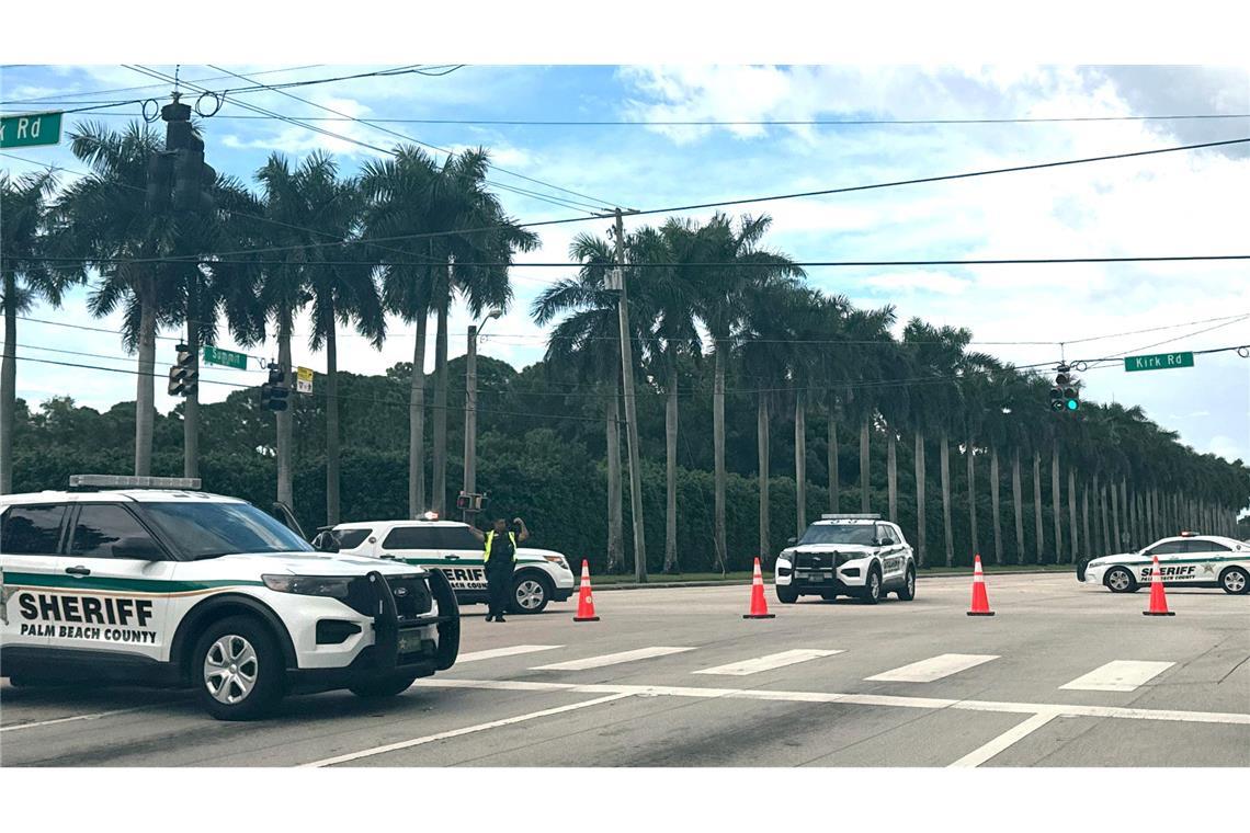 Polizei-Fahrzeuge sperren in der Nähe des Trump International Golf Clubs eine Kreuzung.