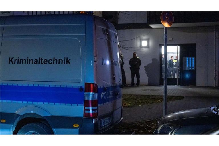 Polizei, Kriminaltechnik und Staatsanwaltschaft sind vor Ort in dem Neubaugebiet.