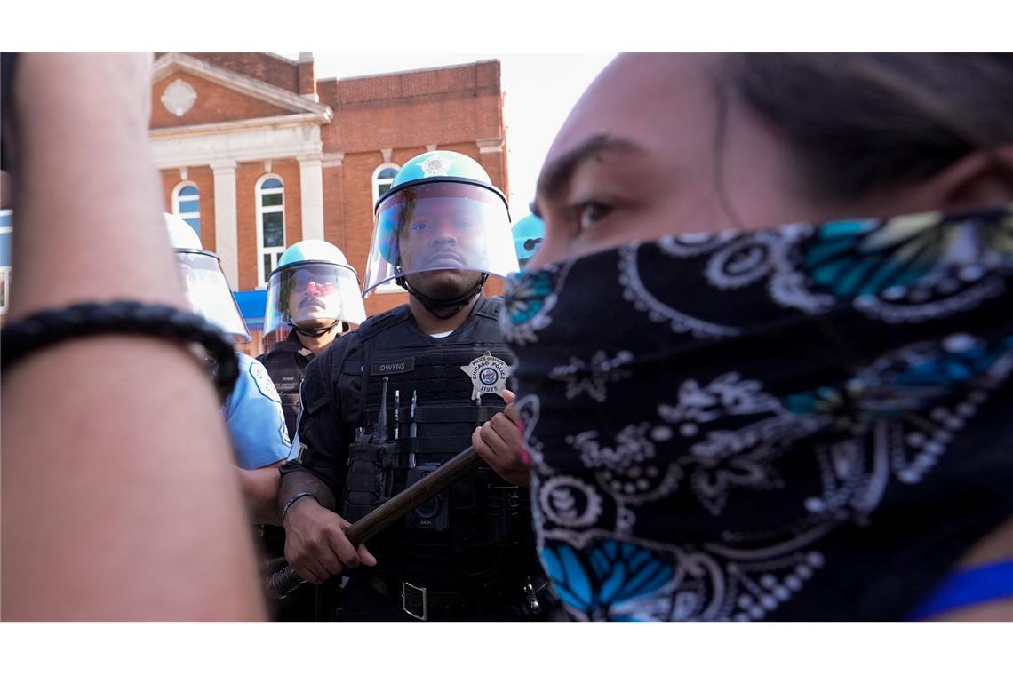 Polizei und Demonstrantenstehen sich in Chicago bei Democratic National Convention gegenüber. Die Demokraten kommen hier zu einem viertägigen Parteitag zusammen.