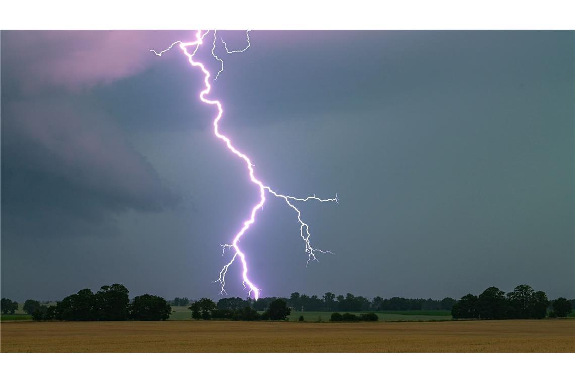 Polizei und Feuerwehr mussten mehrfach wegen Gewitter und Regens ausrücken. (Archivbild)