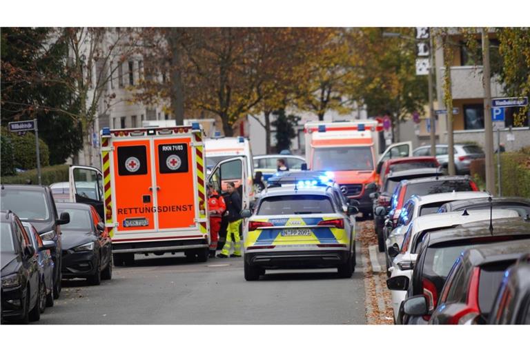 Polizei und Rettungsfahrzeuge sind in Nürnberg im Einsatz.