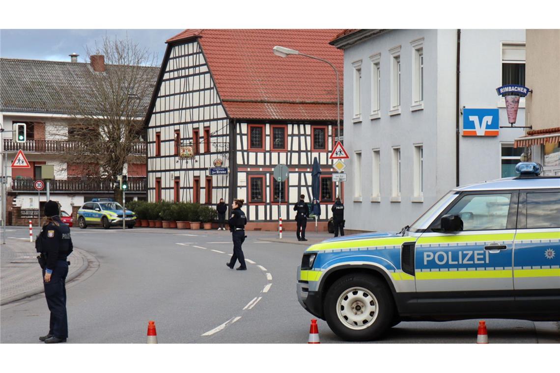 Polizeibeamte sichern die Straße rund um die Bankfiliale.