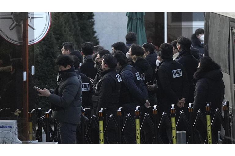 Polizeibeamte treffen am 2. Januar am Tor der Präsidentenresidenz in Seoul ein.