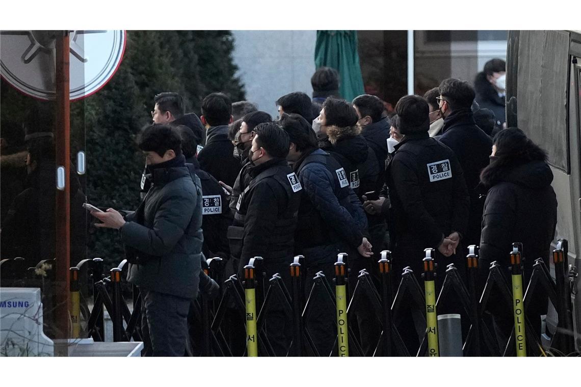 Polizeibeamte treffen am Tor der Präsidentenresidenz in Seoul ein.