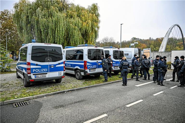 Polizeibeamte waren bei Suchmaßnahmen am Landungssteg im Einsatz. Archivfoto: Marius Bulling