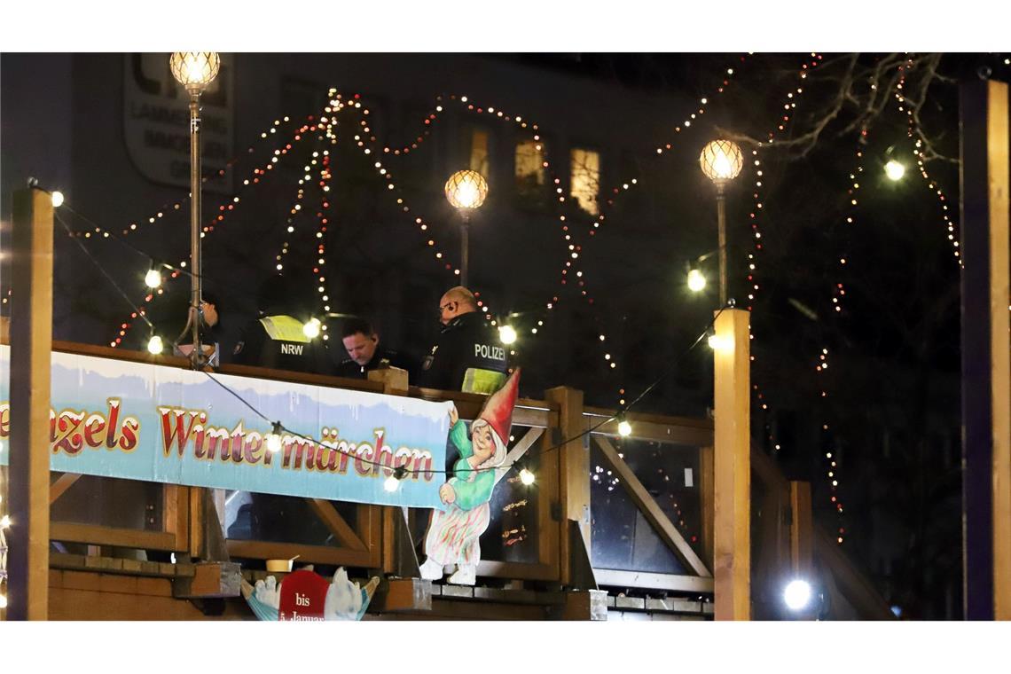 Polizeikräfte stehen auf einem Weihnachtsmarkt in der Innenstadt von Köln auf einer Brücke, auf der ein verdächtiger Koffer gefunden wurde.