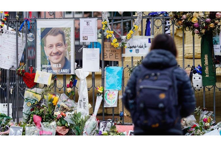 Polizist Rouven Laur starb nach einem Messerangriff auf dem Mannheimer Marktplatz. 2025 beginnt das Verfahren gegen den Tatverdächtigen.