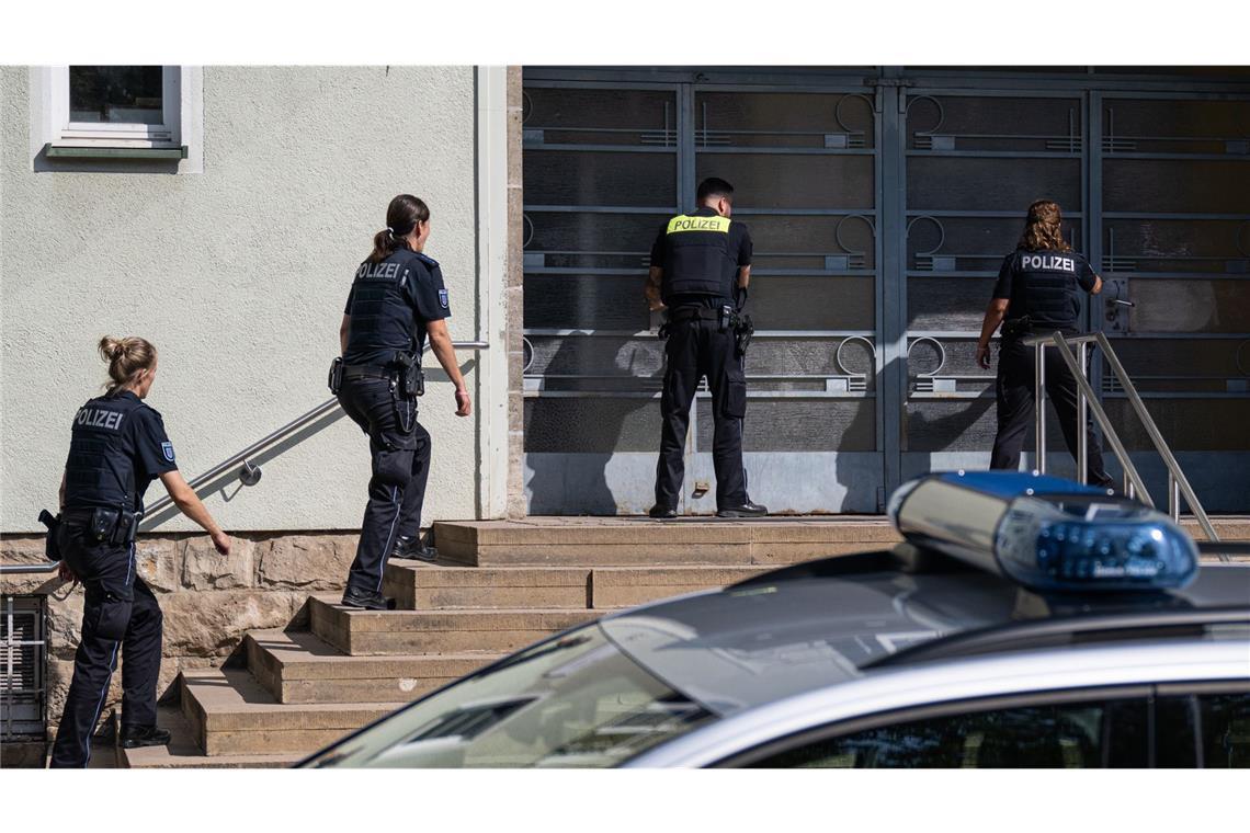 Polizisten betreten ein Gymnasium. Am ersten Schultag nach den Sommerferien sind Bombendrohungen an mehreren Schulen in Thüringen eingegangen.