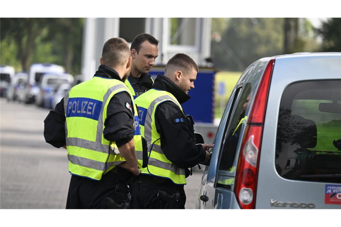 Polizisten der Bundespolizei kontrollieren an der Grenze zu Belgien einreisende Fahrzeuge, um die illegale Einwanderung einzudämmen. (Archivbild)