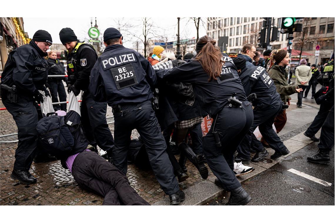 Polizisten gehen gegen Demonstranten vor dem Hotel Adlon vor.