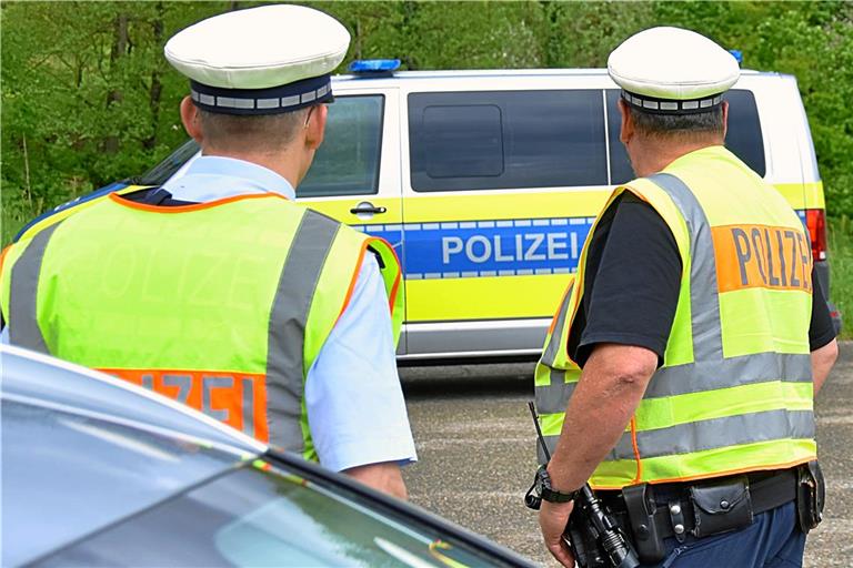 Polizisten haben die Fußgängerin aus dem Gefahrenbereich der Bundestraße begleitet. Symbolfoto: Tobias Sellmaier