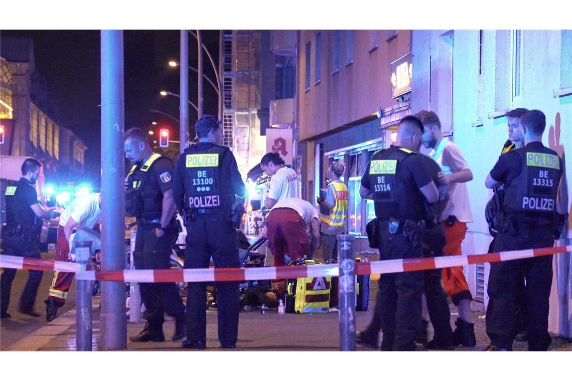 Polizisten riegeln den Tatort im Stadtteil Schöneberg ab.