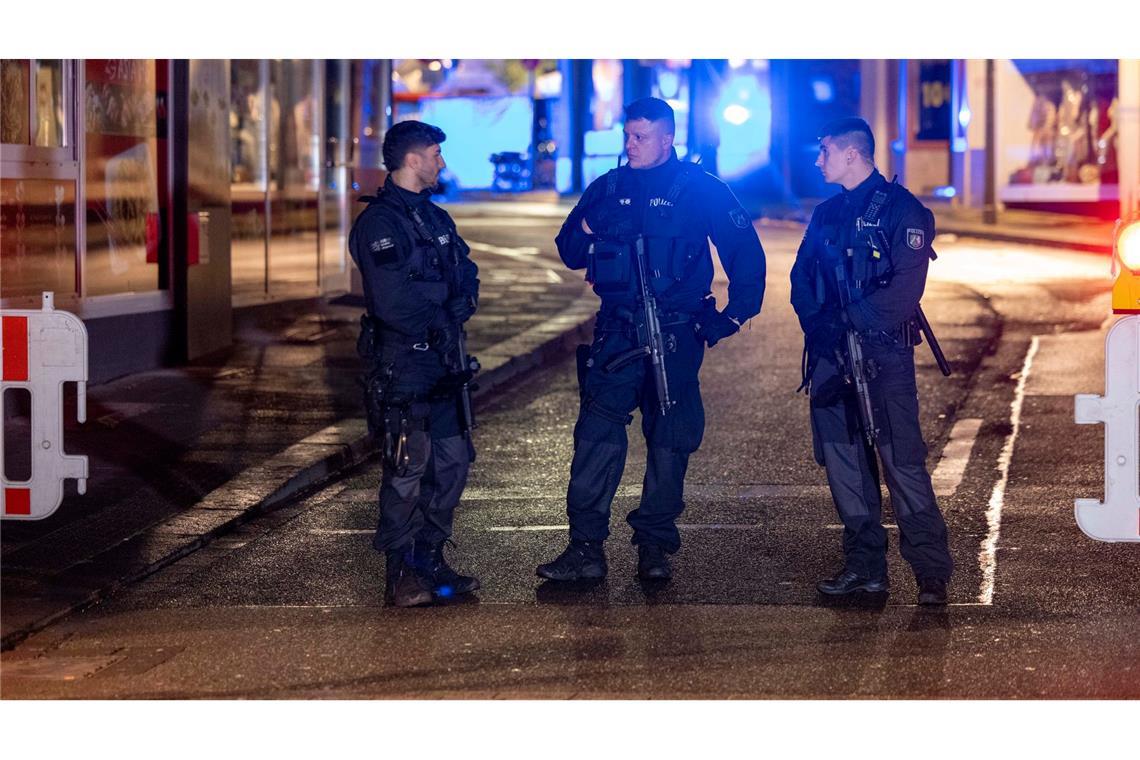 Polizisten stehen nach dem Terroranschlag von Solingen in der Innenstadt. (Archivbild)