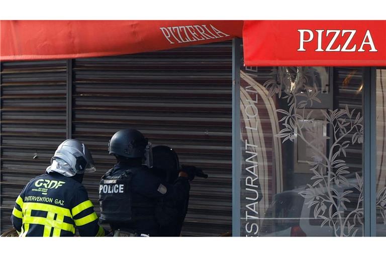 Polizisten stehen vor dem Restaurant in Issy-les-Moulineaux.