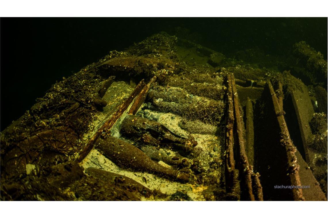 Polnische Taucher haben nach eigenen Angaben das Wrack eines gesunkenen Segelschiffs mit einer Ladung von Champagner und Mineralwasser entdeckt.