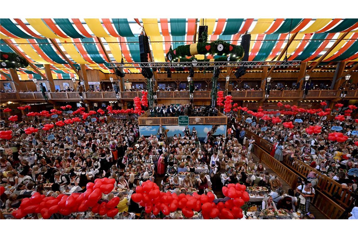 Prall gefülltes Schützenzelt während der Damenwiesn auf dem 189. Oktoberfest.