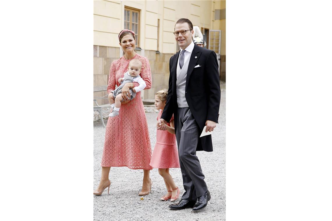 Pretty in Pfirsich: In diesem Spitzenkleid von Erdem sah Schwedens <b>Kronprinzessin Victoria</b> 2016 bei der Taufe ihres Neffen genauso gut aus...