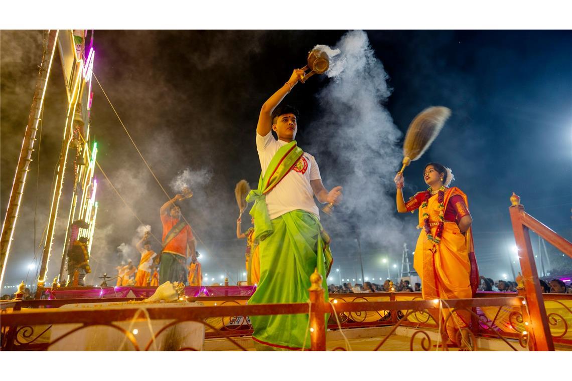 Priester vollziehen religiöse Rituale bei einer Gebetszeremonie zu Ehren des Ganges, der den Hindus heilig ist, während des Dev Deepawali Festes im nördlichen indischen Bundesstaat Uttar Pradesh.