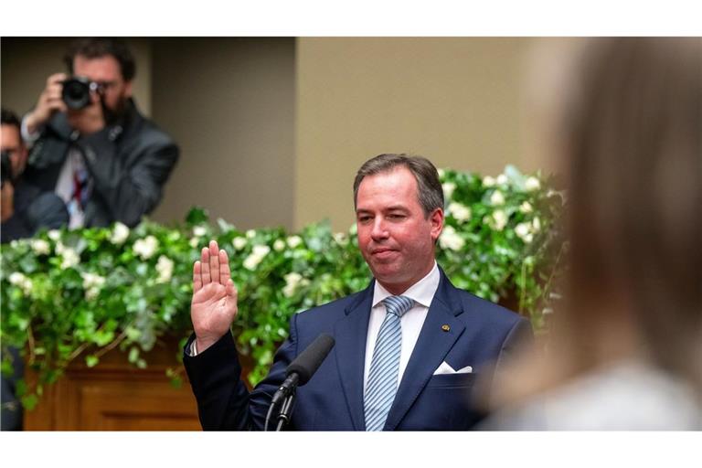 Prinz Guillaume, Erbgroßherzog von Luxemburg, schwört nach seiner Ernennung zum "Lieutenant-Représentant" im Abgeordnetenhaus auf die luxemburgische Verfassung.