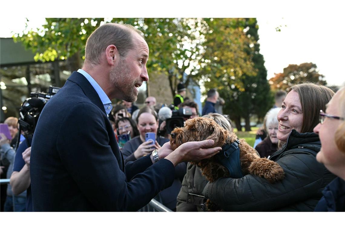 Prinz William spricht mit Bürgern und streichelt einen Hund, als er den Ort Birtley besucht.