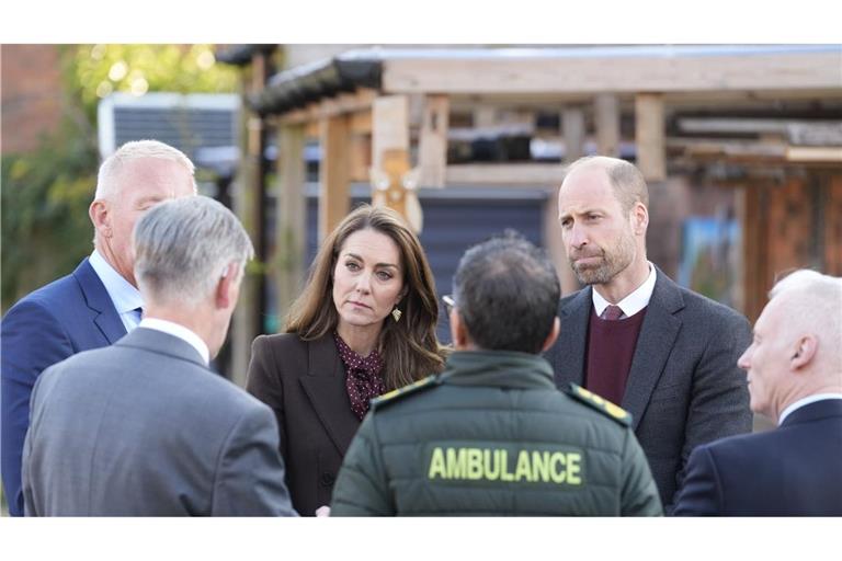 Prinz William und Prinzessin Kate sprechen mit Mitgliedern des Rettungsdienstes, während sie das Southport Community Centre besucht.