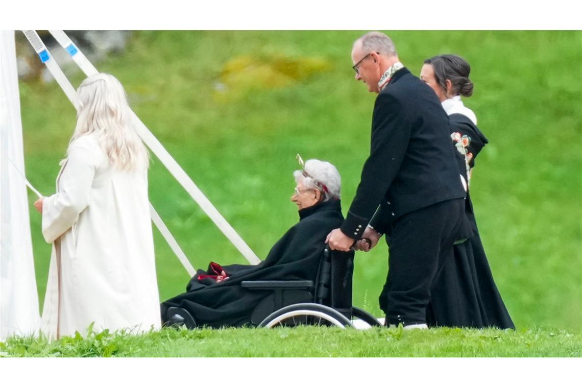 Prinzessin Astrid kommt zur Hochzeit der norwegischen Prinzession Märthe Louise.