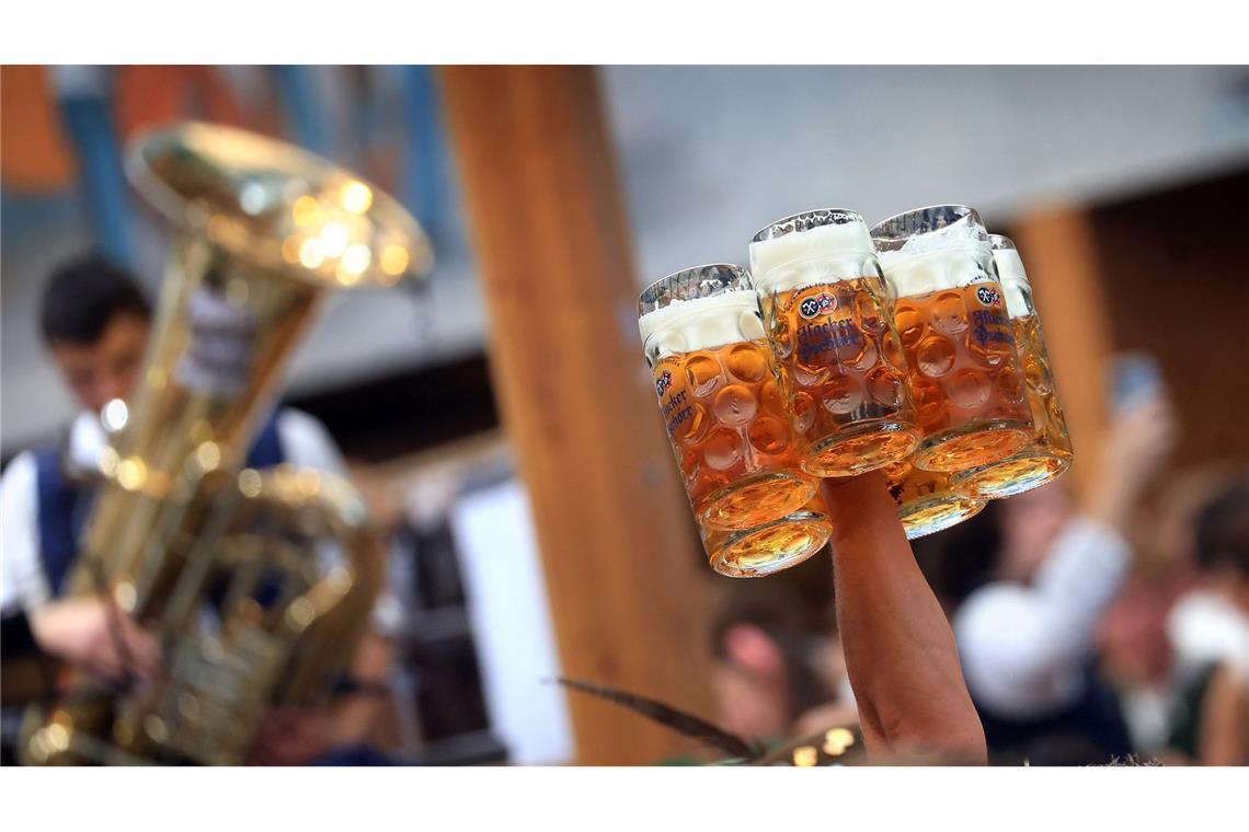 Prost - das Bier wird in Maßkrügen ausgeschenkt.