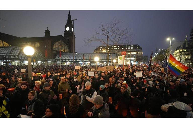 Protest in Hamburg gegen den Auftritt der Kanzlerkandidatin und Bundessprecherin der AfD Weidel.