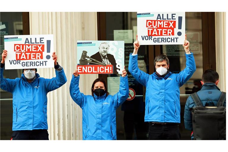 Protest vor dem Prozessbeginn gegen einen Cum-Ex-Steuerbetrüger