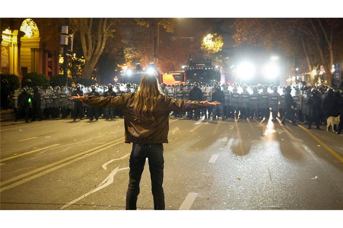 Proteste in Georgien dauern an: In Tiflis blockieren Polizisten eine Straße während einer Demonstration gegen die Entscheidung der Regierung, die Verhandlungen über den Beitritt zur Europäischen Union auszusetzen.